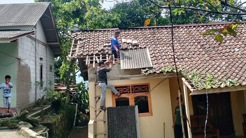 Angin Kencang Terjang Sukamakmur Bogor, Puluhan Rumah Warga Rusak