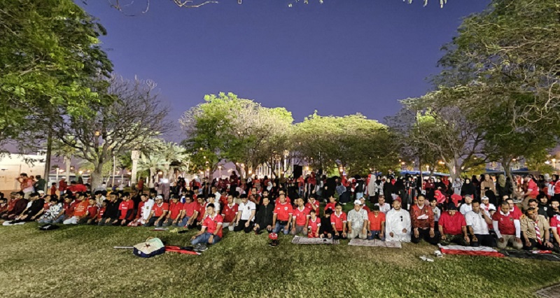 Momen Suporter Garuda Salat Berjamaah Jelang Indonesia Vs Australia di Piala Asia U-23 2024