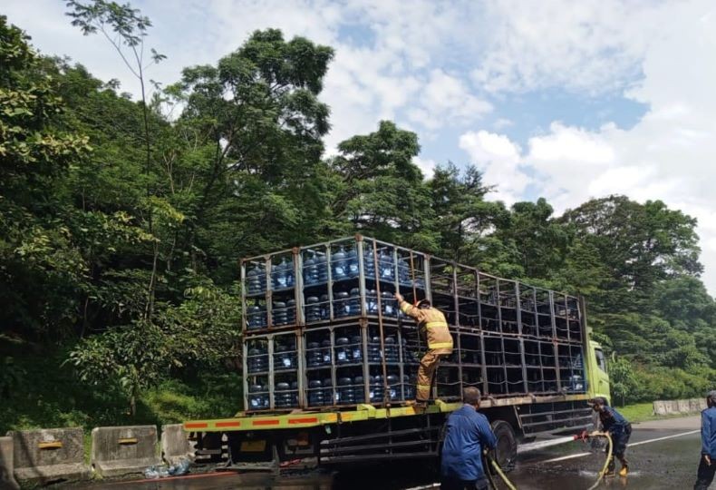 Pecah Ban, Truk Air Galon Terbakar di Tol Jagorawi 
