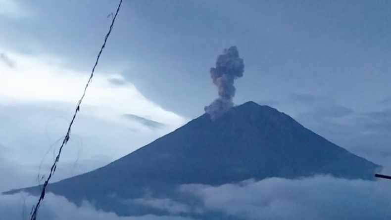 Gunung Semeru Kembali Erupsi, Warga Diminta Waspada Awan Panas Guguran