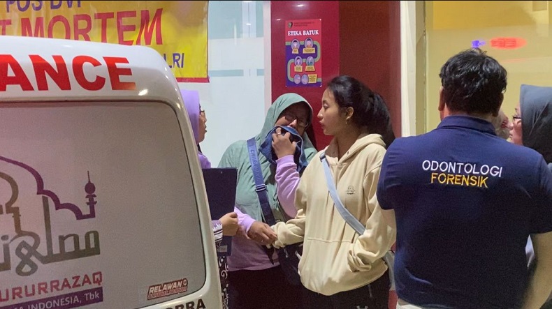 Isak Tangis Keluarga Pecah saat Jemput Jenazah Korban Kebakaran Toko Bingkai Mampang