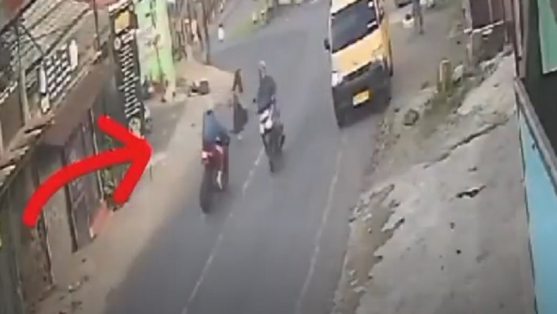 Siswi SMP Jadi Korban Tabrak Lari di Bandung Terekam CCTV, Pengendara Motor Diburu Polisi