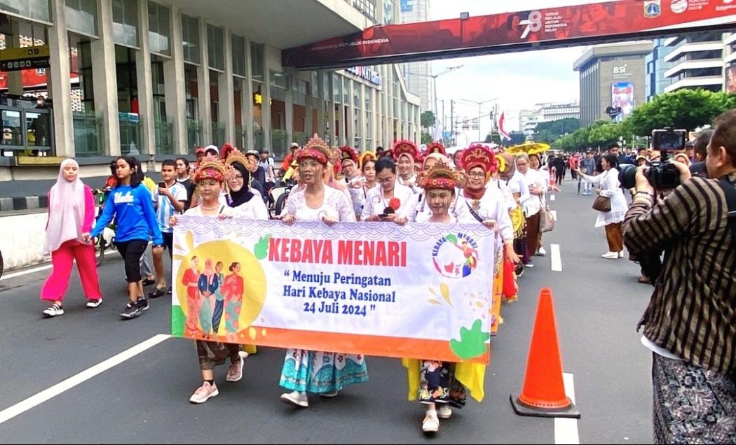 Peringati Hari Kartini, Ratusan Perempuan Berkebaya Ramaikan CFD di Jakarta