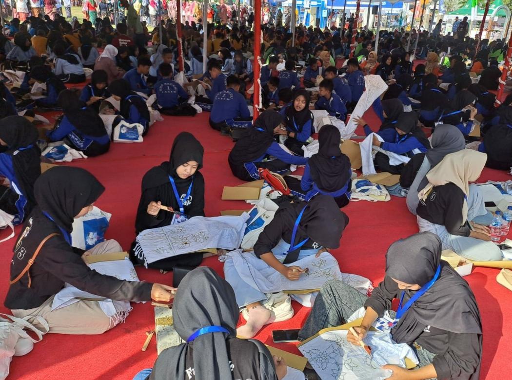 Peringati Hari Kartini, 1.054 Milenial Pecahkan Rekor MURI Buat Batik Lasem
