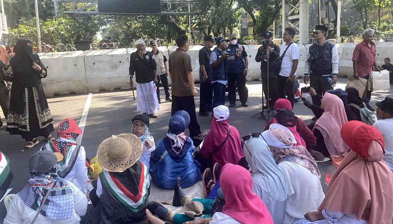 Puluhan Massa Demo di Patung Kuda Jelang Sidang Putusan MK