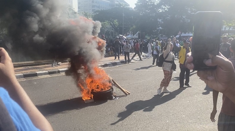 Massa Demo di Patung Kuda Bakar Ban usai Putusan Sengketa Pilpres Dibacakan