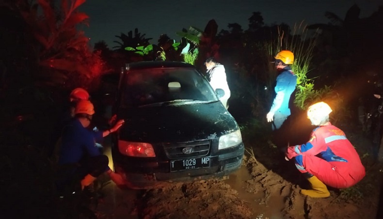 Pengemudi Perempuan Terjebak Lumpur di Klapanunggal Bogor gegara Ikuti Google Maps