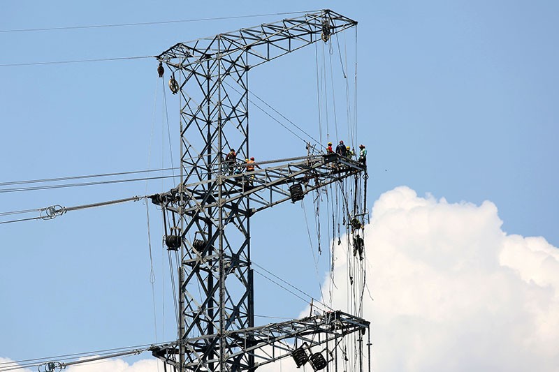Driver Ojol Hendak Bunuh Diri Panjat Sutet di Marunda, Sempat Tulis Surat Wasiat untuk Istri Ketiga