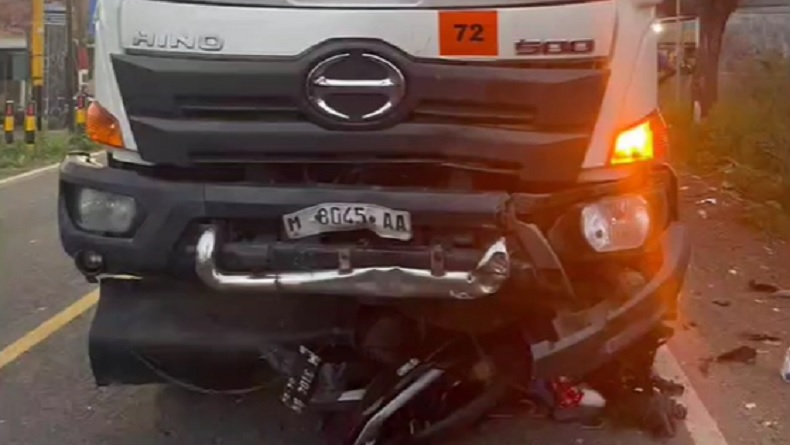 Tabrakan Truk dengan Motor Ditumpangi Satu Keluarga di Bangkalan, Pasutri Tewas Anak Kritis 
