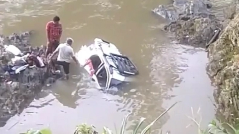Viral di Madina, Mobil Ditumpangi Satu Keluarga Tercemplung ke Sungai Gegara Ikuti GPS