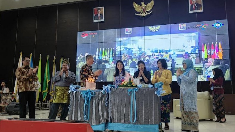 Momen Wamenparekraf Angela Dapat Kejutan Kue Ulang Tahun dari Mahasiswa Poltekpar Medan
