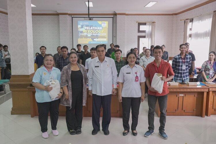 Tingkatkan Kompetensi UMKM, Diskop UKMP Badung Gelar Pelatihan Mixologi