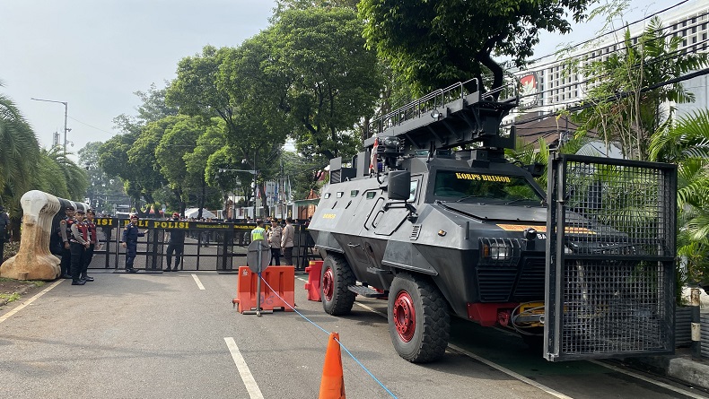 Jelang Penetapan Prabowo-Gibran, Penjagaan di Gedung KPU Diperketat