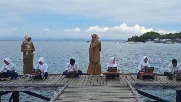Demi Ujian Online, Siswa SMP di Sinjai Panas-Panasan di Dermaga Cari Sinyal Internet