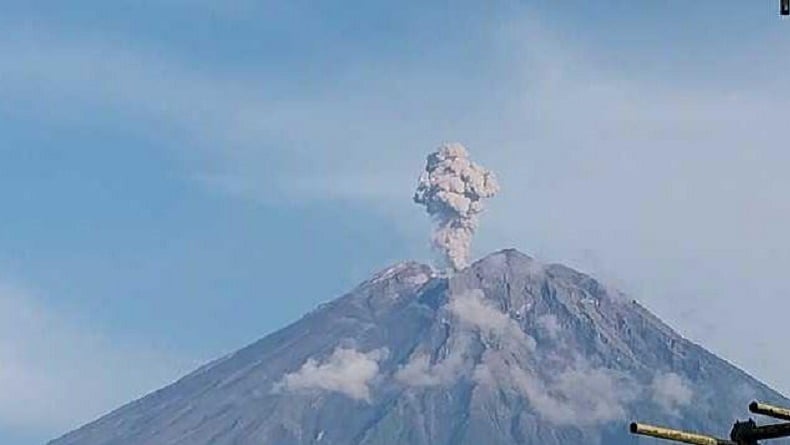 Gunung Semeru Kembali Erupsi, Letusan Abu Vulkanik Setinggi 700 Meter