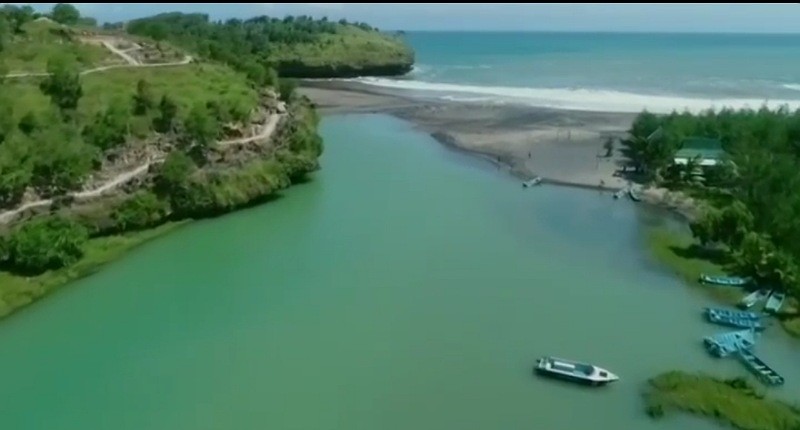 Desa di Pacitan Punya Pemandangan Cantik yang Wajib Diabadikan, Pantai Menyatu dengan Sungai!