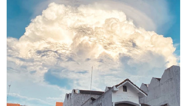 Viral Kemunculan Awan Berbentuk Aneh di Langit Yogya, Pertanda Apa?