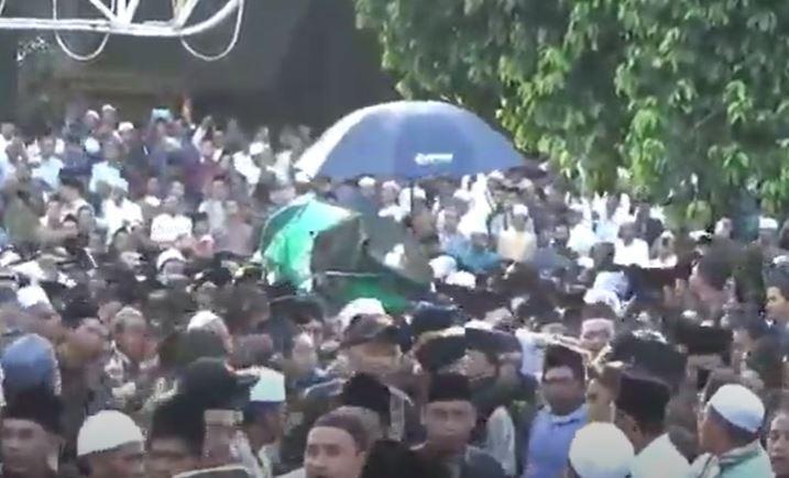 KH Zubair Muntashar Cicit Mbah Kholil Bangkalan Wafat, Ribuan Orang Antar ke Pemakaman