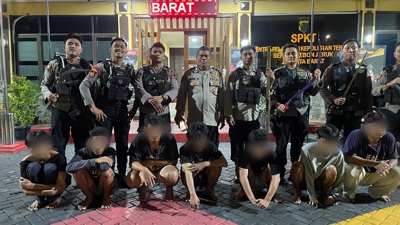 Polisi Ciduk 12 Remaja hendak Tawuran di Jakbar, Sita Celurit hingga Pedang