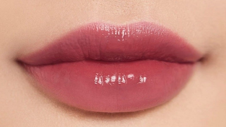 Tren Glossy Lips yang Wajib Kalian Ketahui dan Tipsnya