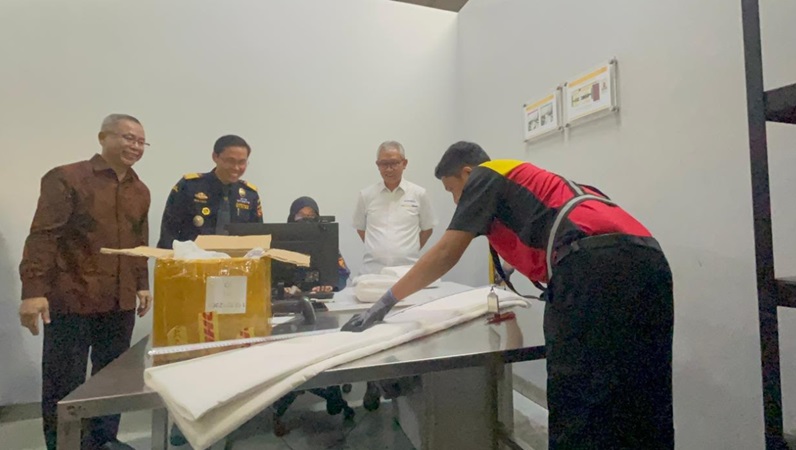 Dirjen Bea Cukai Sambangi Gudang DHL usai Viral Denda Beli Sepatu hingga Mainan Kena Tahan