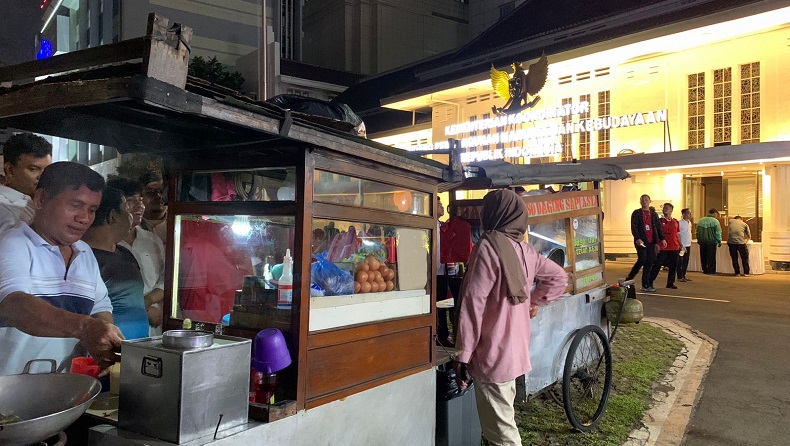 Nobar Indonesia Vs Uzbekistan di Kantor Kemenko PMK, Penonton Disuguhi Jajanan Gratis