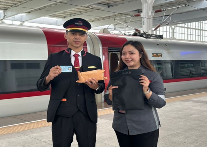Petugas Kereta Cepat Whoosh Kembalikan Amplop Penumpang yang Tertinggal Berisi Uang Rp50 Juta
