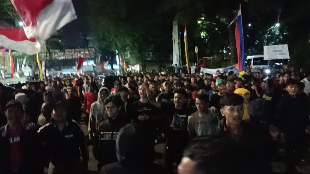 Meriah, Ribuan Warga Nobar Timnas Indonesia U-23 vs Uzbekistan di Halaman Balkot Depok