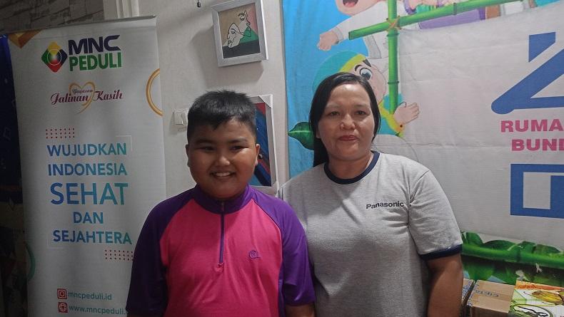 Orang Tua Pasien Kanker Senang Diberi Bantuan MNC Peduli 