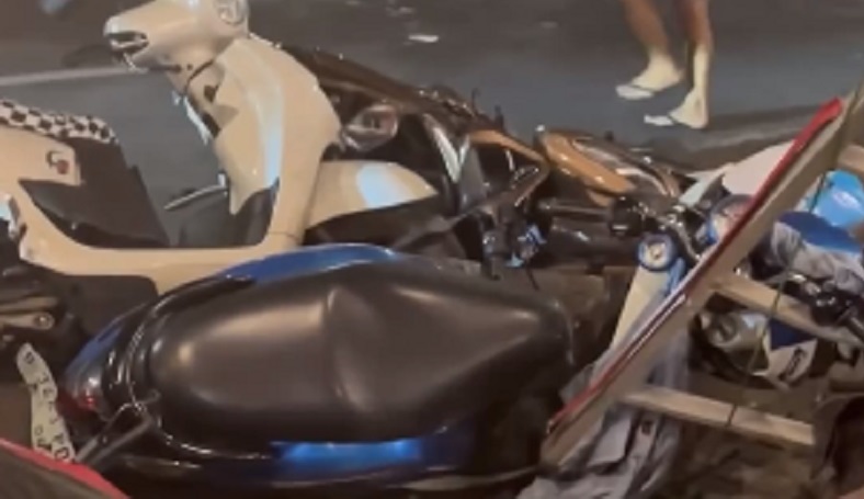 Viral Mobil Tabrak Warung Taichan di Cempaka Putih, Sejumlah Motor Rusak