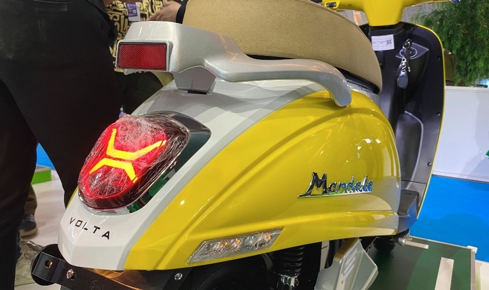 Motor Listrik Kembaran Vespa Mejeng di PEVS 2024, Harganya Cuma Rp10 Jutaan