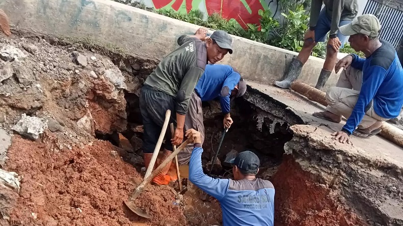 Jalan di Sawangan Depok Amblas, Diduga akibat Rembesan Air Kali