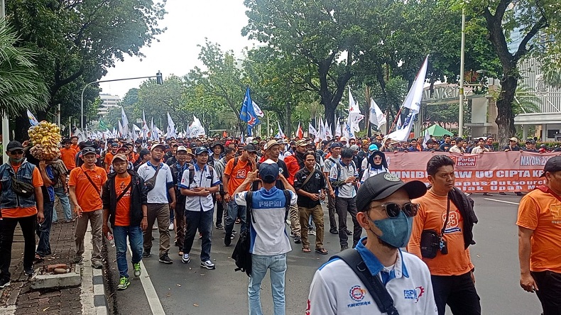 Massa Aksi May Day Long March dari Balai Kota DKI ke Patung Kuda