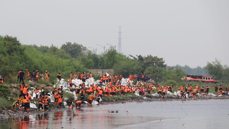 Pesisir Marunda Kepu Jakut Penuh Sampah, Ratusan Pasukan Oranye Dikerahkan Bersih-bersih