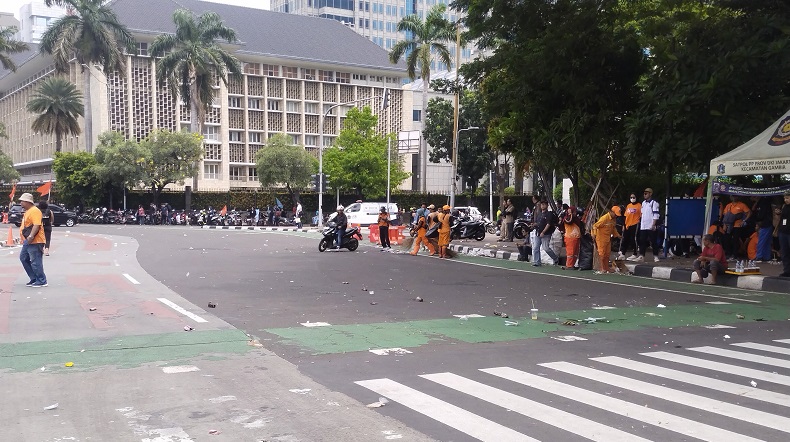 Massa Buruh Long March dari Patung Kuda ke GBK, Tinggalkan Sampah Berserakan