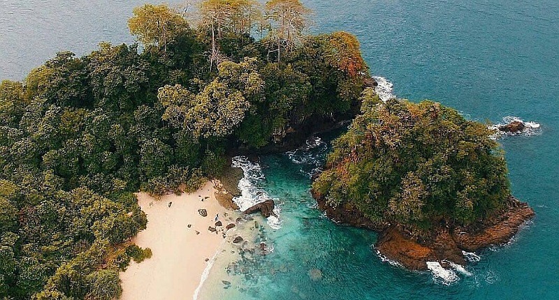 Desa di Banyuwangi Punya Pemandangan Cantik Pantai dengan Air Kehijauan dan Pasir Putih 