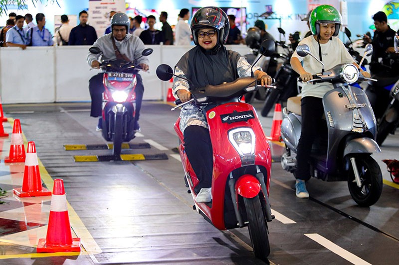Jadi Pro Kontra, Pemerintah Diminta Alihkan Subsidi Motor Listrik ke Angkutan Umum