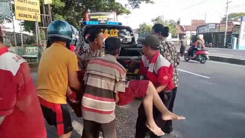 Nenek di Lamongan Jatuh dari Bus, Diduga Buru-Buru Hendak Turun lalu Terpeleset