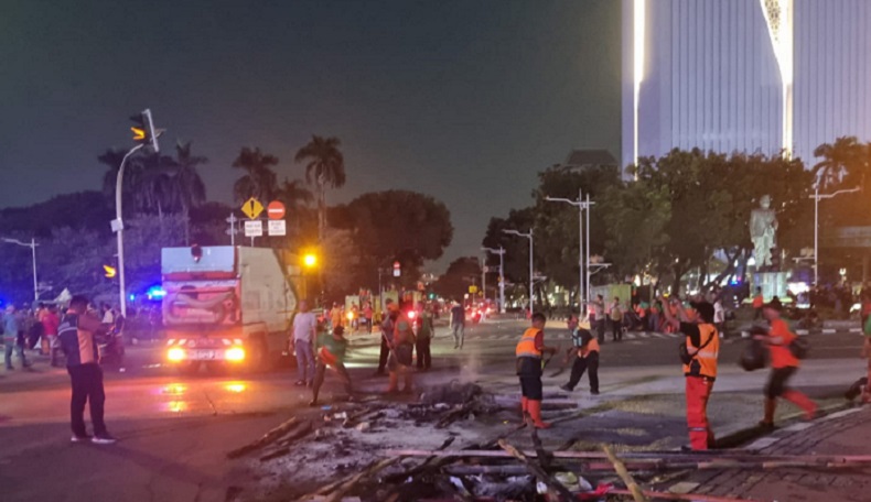 Ratusan Pasukan Oranye DKI Bersihkan Sampah usai Demo Hari Buruh