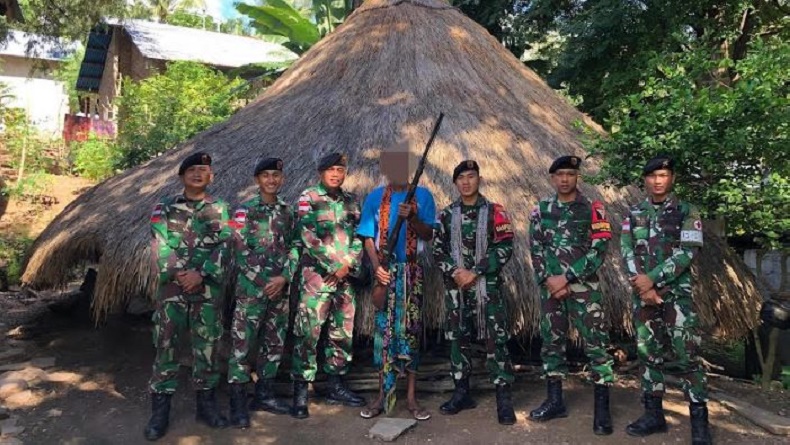 Dekat dengan TNI, Warga Perbatasan RI-RDTL Serahkan Senjata Api ke Satgas Yonkav