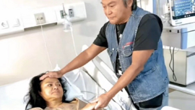 Geger Potret Betharia Sonata Terbaring di Rumah Sakit Diduga Stroke, Willy Dozan Terlihat Menemani