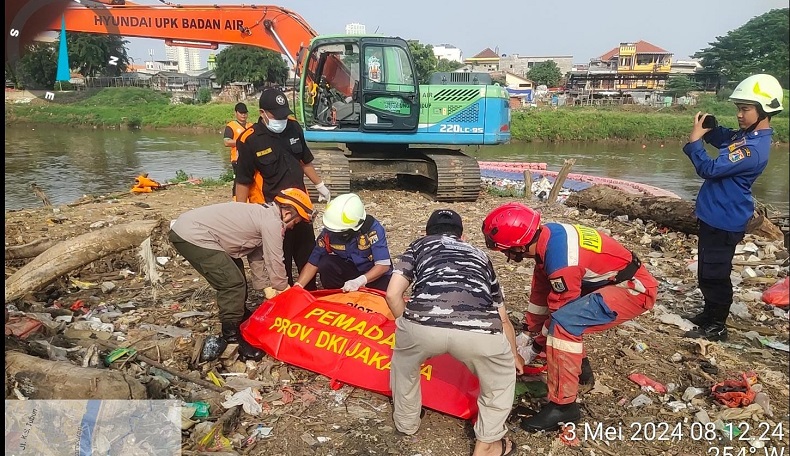 Heboh, Penemuan Mayat Pria Mengapung di Kali Krukut Jakpus 