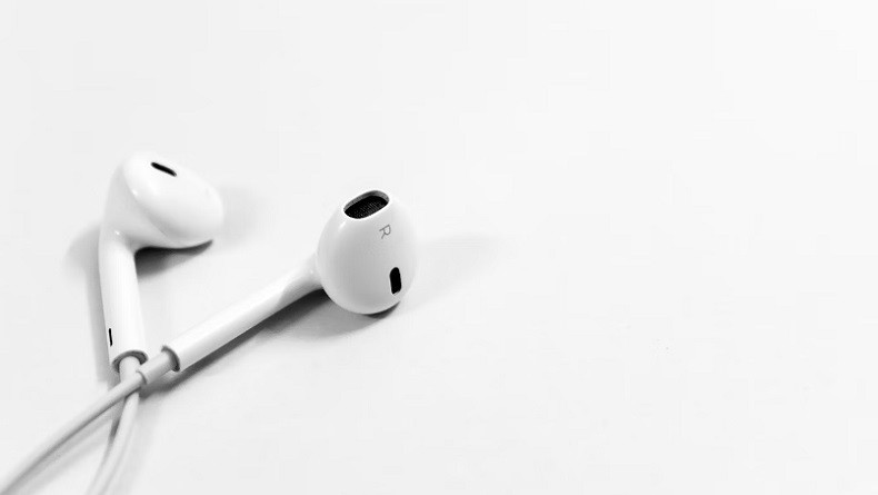 Waspada! Pakai Earphone dengan Volume Kencang Dapat Ganggu Pendengaran