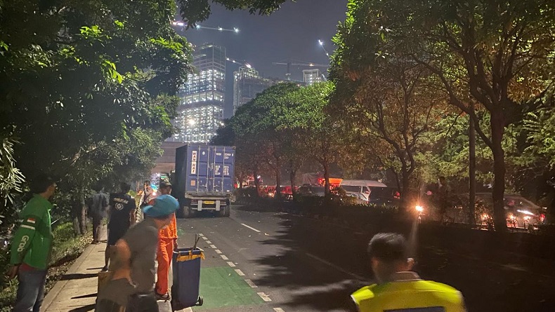 Evakuasi Kontainer Terguling di Ahmad Yani Bekasi Selesai setelah 5 Jam, Jalan Sempat Macet Parah