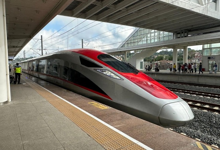 Jumlah Penumpang Whoosh Tembus 21.000 Orang, KCIC: Seperti Commuter Line