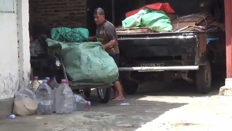 26 Tahun Kumpulkan Uang Ribuan Setiap Hari, Pemulung di Ponorogo Naik Haji Tahun Ini 