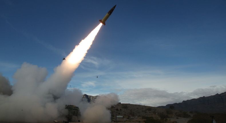 Rusia Klaim Tembak Jatuh 10 Rudal ATACMS Ukraina di Krimea