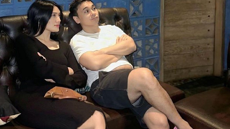 Raditya Dika Rayakan Ulang Tahun Pernikahan ke-6, Unggah Foto Nyantai Bareng Istri