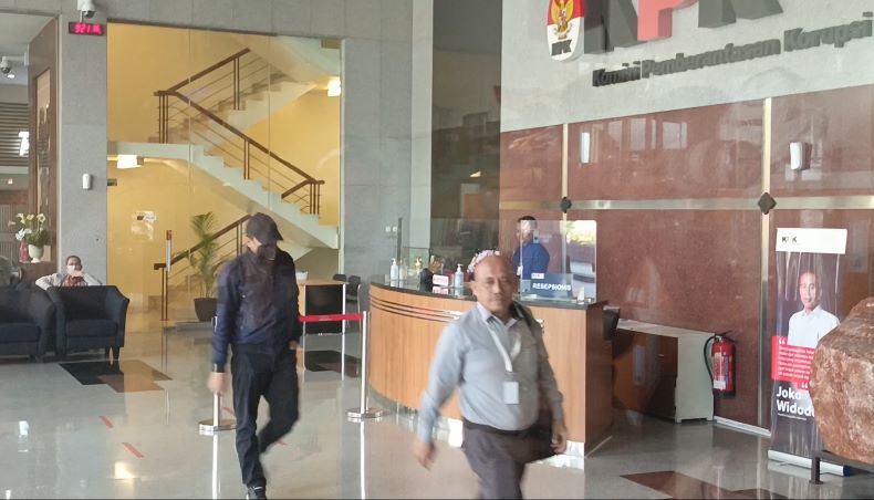 Tutupi Wajah dengan Topi dan Masker Hitam, Bupati Sidoarjo Ahmad Muhdlor Datangi KPK