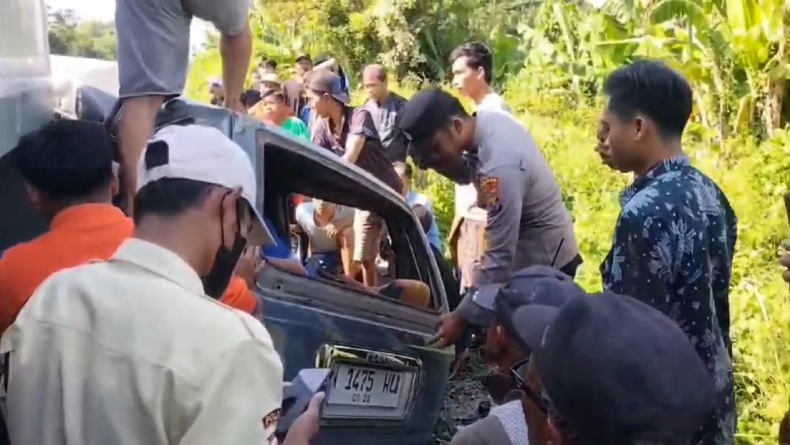 Mobil Ringsek Dihantam Kereta, Korban Tewas dan Luka Dievakuasi ke RSUD R Soedarsono